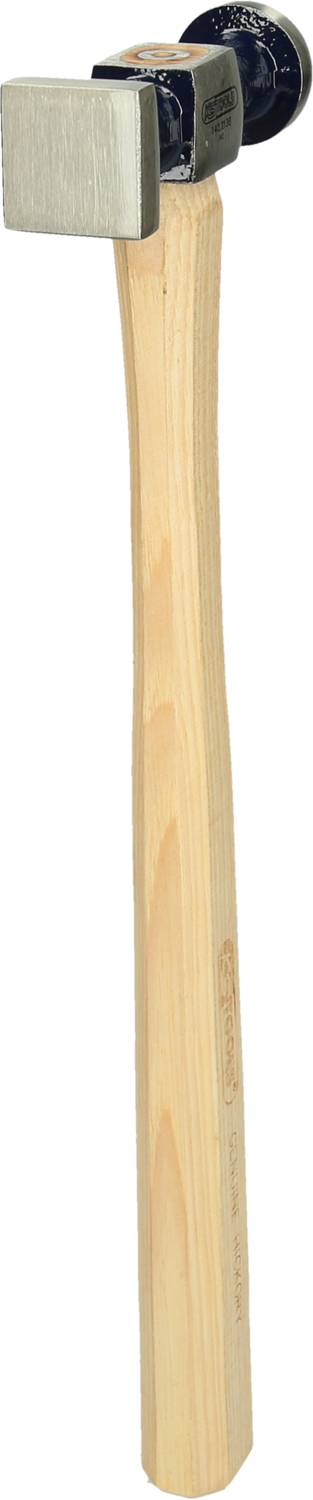 Ein Hammer mit einem Holzgriff und einem Metallkopf, geeignet für handwerkliche Arbeiten.