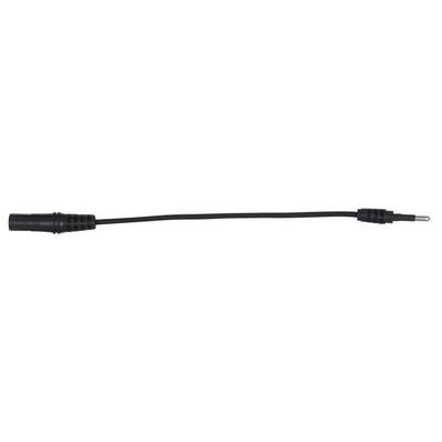 Ein schwarzes Netzkabel mit zylindrischem Anschluss, oft verwendet für Netzteile von elektronischen Geräten.