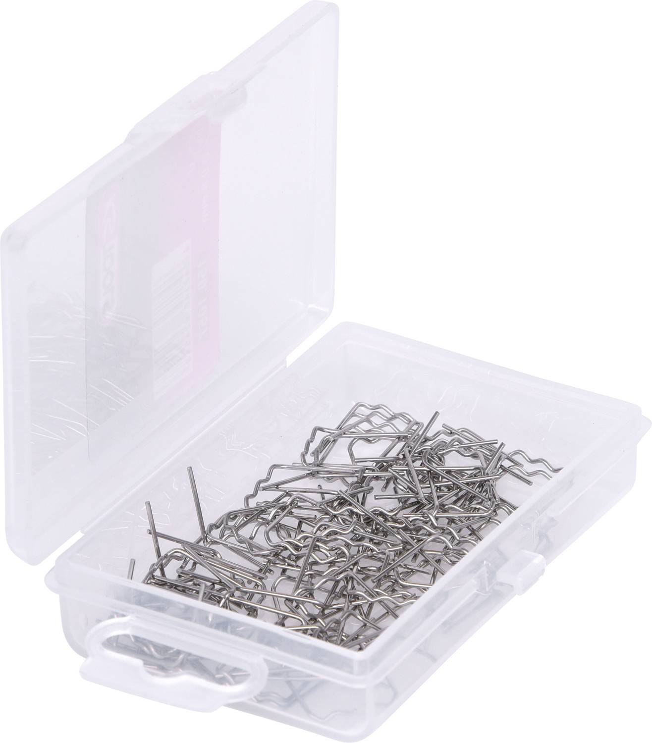 Ein transparenter Plastikbehälter mit geöffnetem Deckel, gefüllt mit silbernen Stecknadeln und Büroklammern.