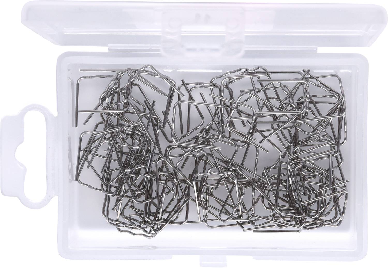Eine geöffnete Plastikbox mit vielen gebogenen Büroklammern aus Metall, die durcheinander gestapelt sind.