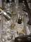 Geöffneter Motorblock einer Maschine mit sichtbaren Zündkerzen und Metallteilen. Wartungsarbeiten sind im Gange.