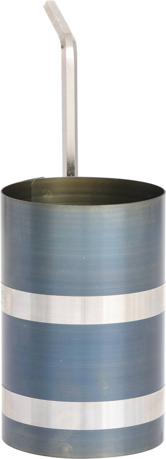Metallischer, zylindrischer Gegenstand mit griff ähnlichem, gebogenem Stab oben. Zwei horizontale, silberne Streifen zieren den Zylinder.