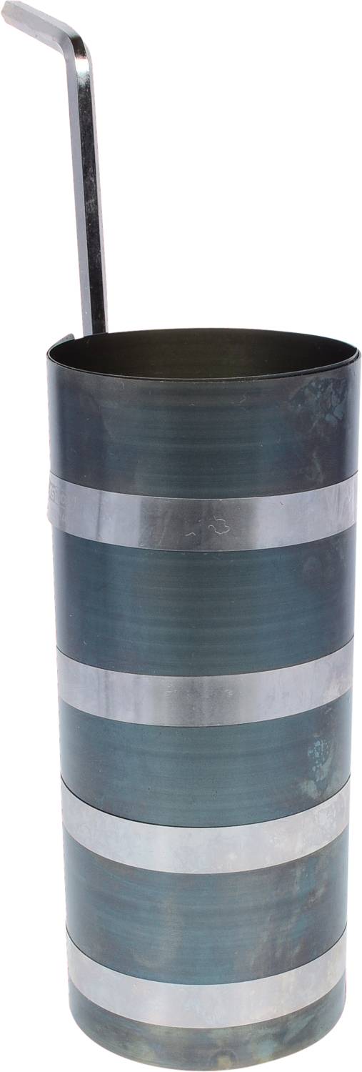 Ein zylindrischer Metallbehälter mit einem langen Griff oben. Der Behälter hat horizontale Streifen und einen gebrauchten Look.