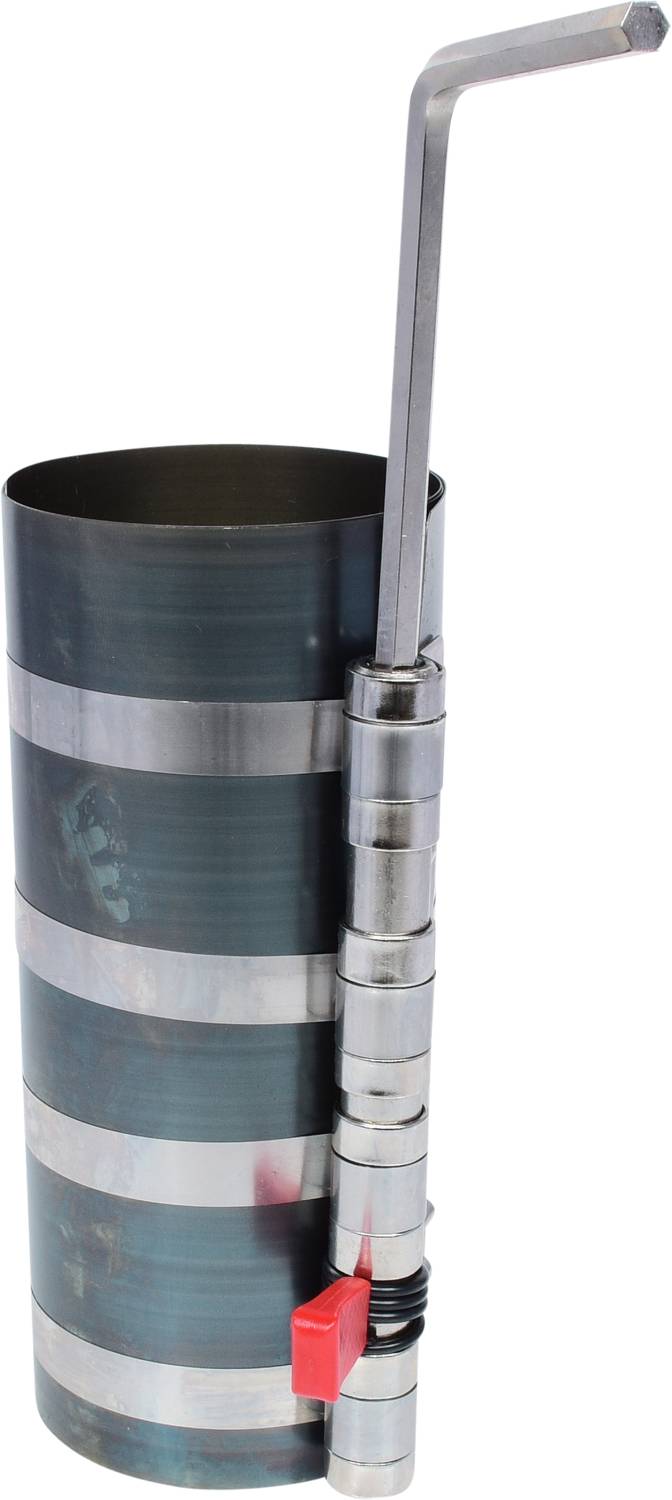 Ein metallischer Behälter mit einem langen, angewinkelten Rohr und einem roten Hebel an der Seite, möglicherweise eine Pumpe.