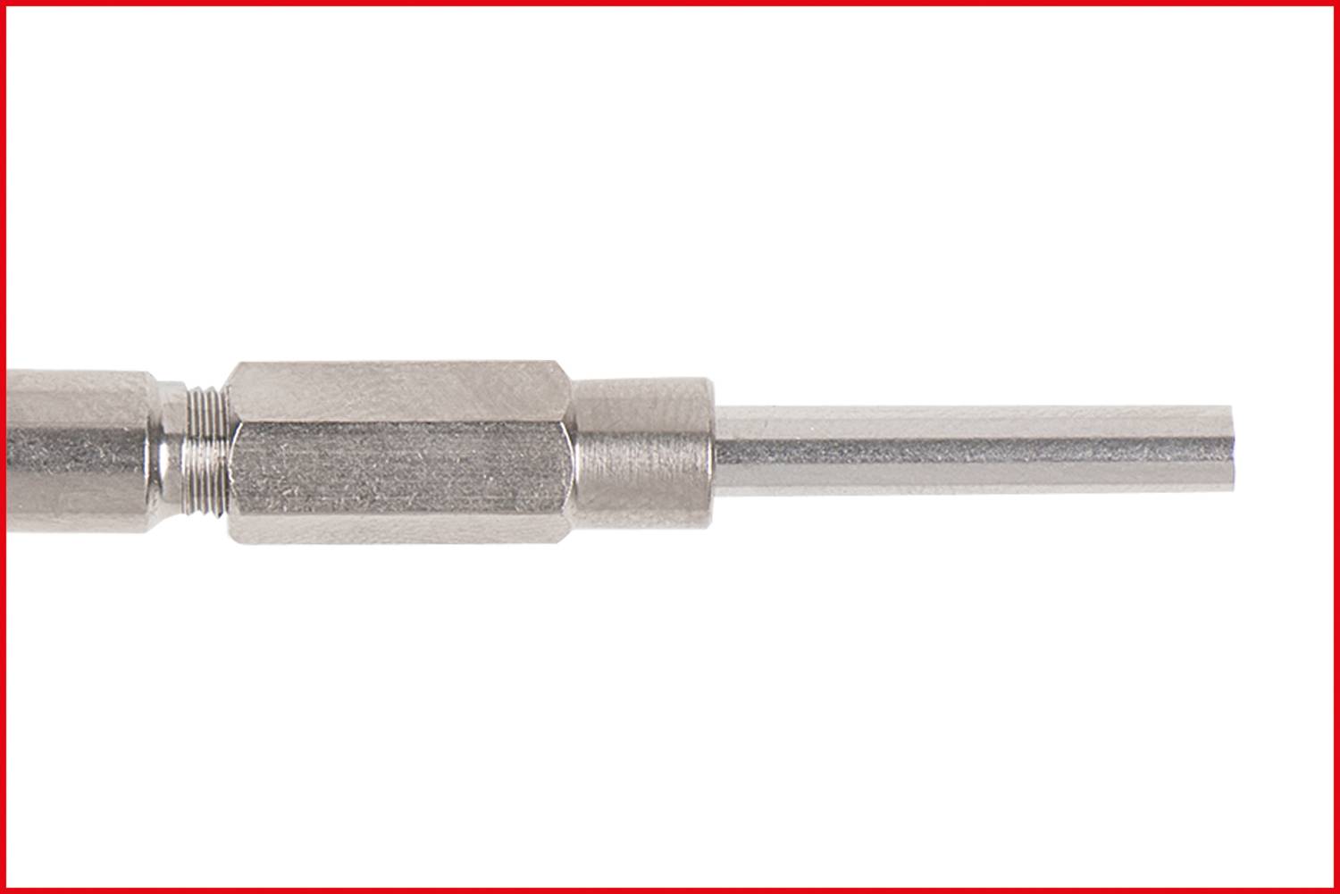Ein silbernes, zylindrisches Metallteil mit einem sechseckigen Abschnitt in der Mitte.