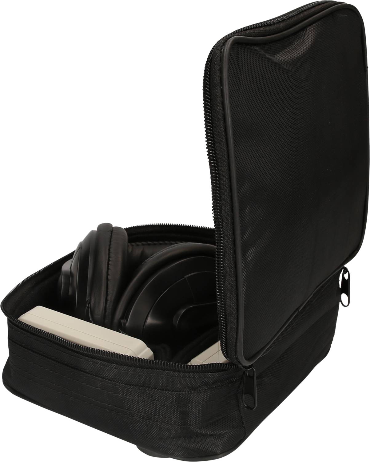 Schwarze Kopfhörer in einer teilweise geöffneten schwarzen Tasche.