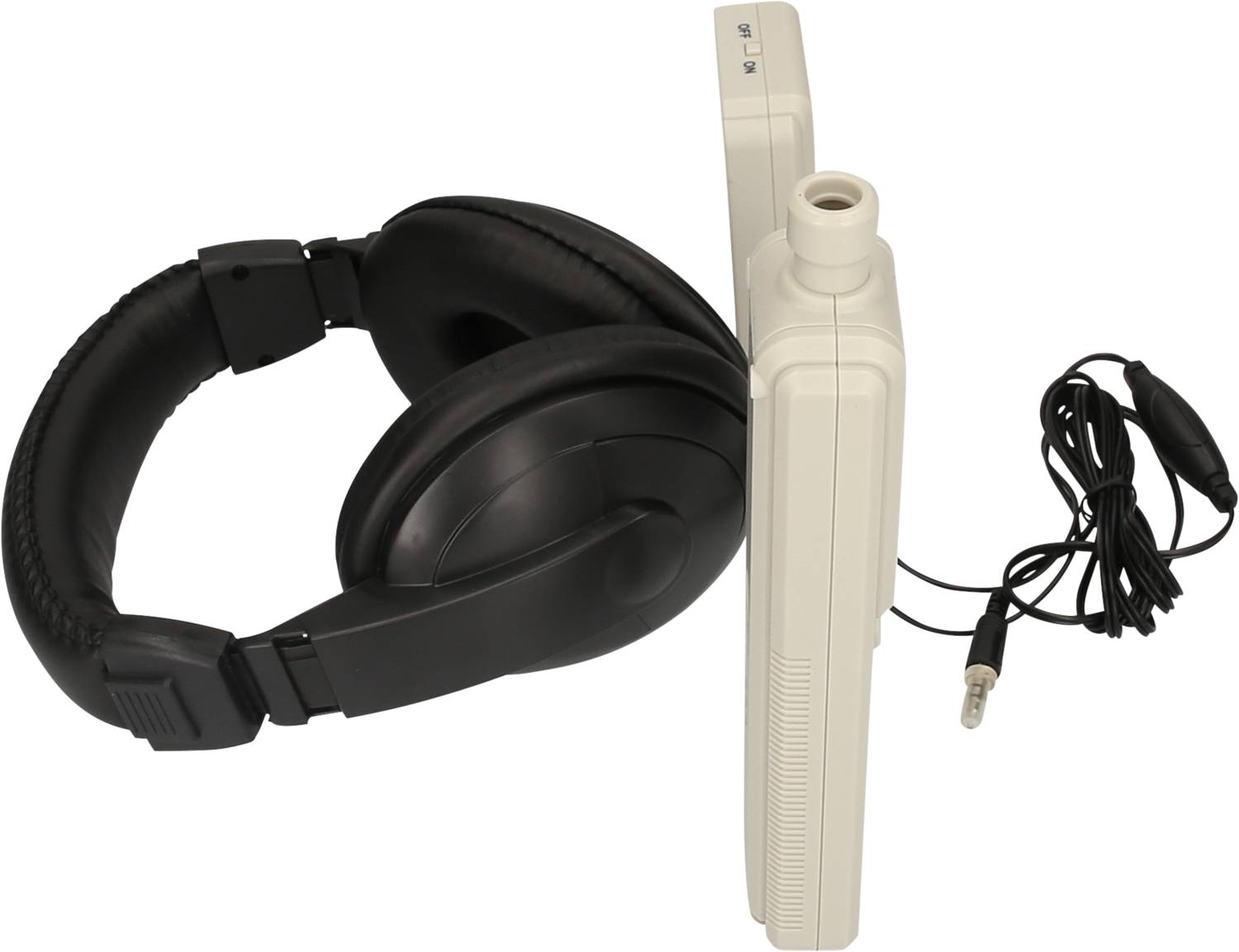 Schwarzweiß-Kopfhörer neben einem weißen Gerät mit Kabel; Draufsicht.