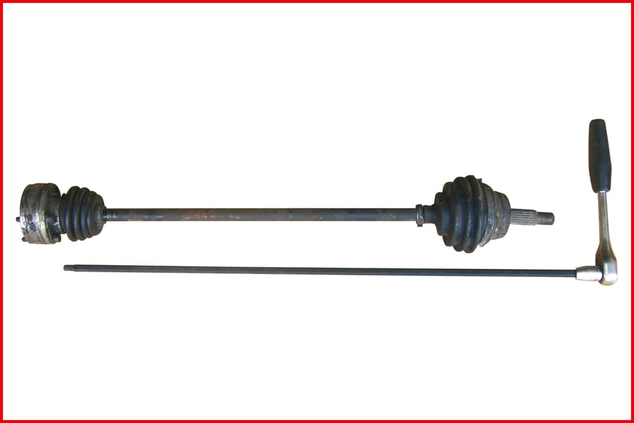 Eine Antriebswelle mit Gelenk und ein Metallstab mit Griff auf weißem Hintergrund, dargestellt zur Veranschaulichung von Autokomponenten.