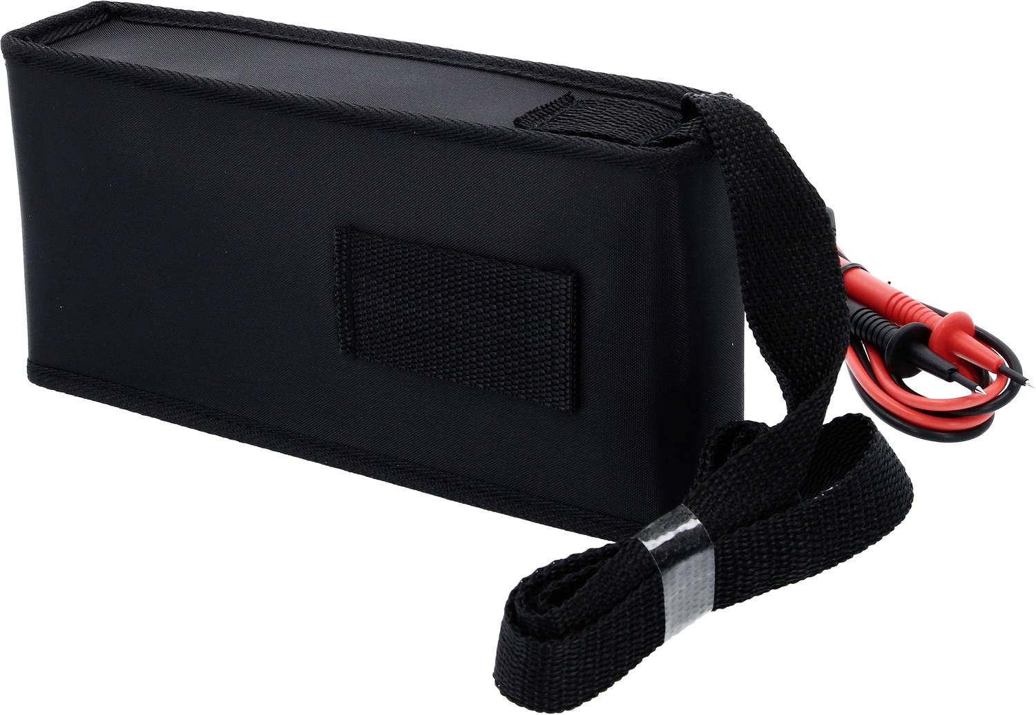 Schwarze Tragetasche mit Umhängegurt und Kabeln, geeignet für den Transport von elektronischen Geräten oder Zubehör.