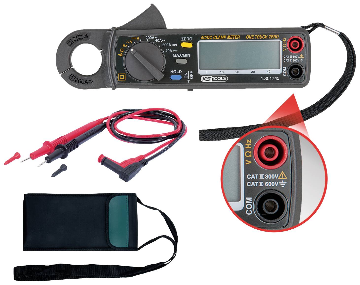 Ein digitales Zangenmessgerät mit Zubehör, darunter Messleitungen und eine Tasche. Auf dem Display werden Strom und Spannung angezeigt.