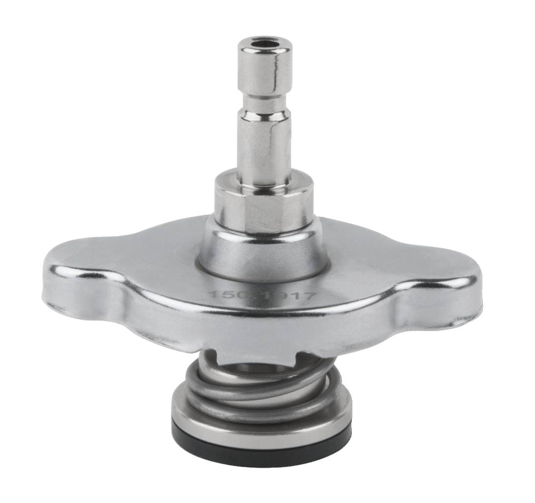 Metallischer Autoteiler, Ventilform, silberfarben, vor weißem Hintergrund.