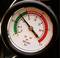 Ein Manometer zeigt Druckanzeige in psi und bar. Der Zeiger steht auf 1,5 bar im grünen Bereich, was normal ist.