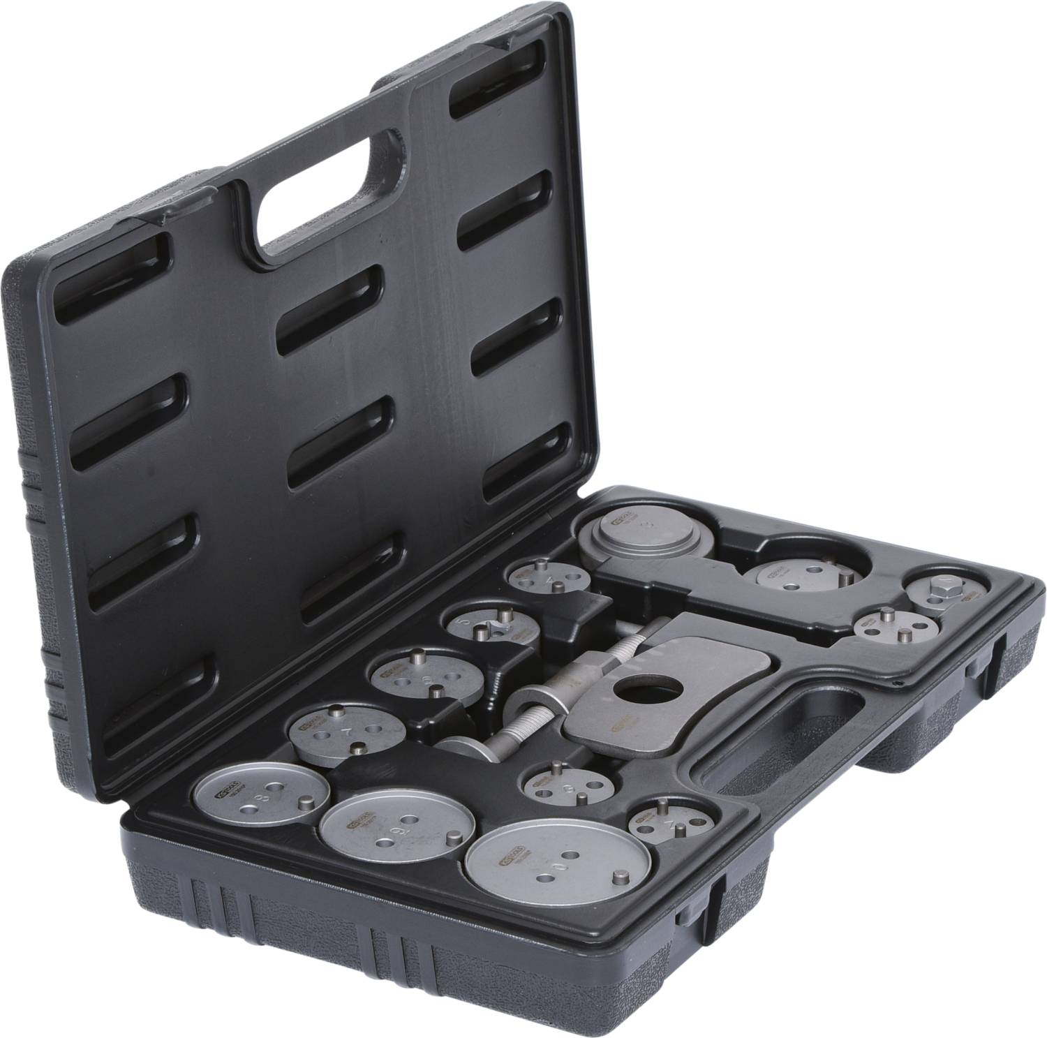 Ein offener schwarzer Werkzeugkoffer mit verschiedenen runden Metallteilen und Werkzeugen für die Fahrzeugreparatur.