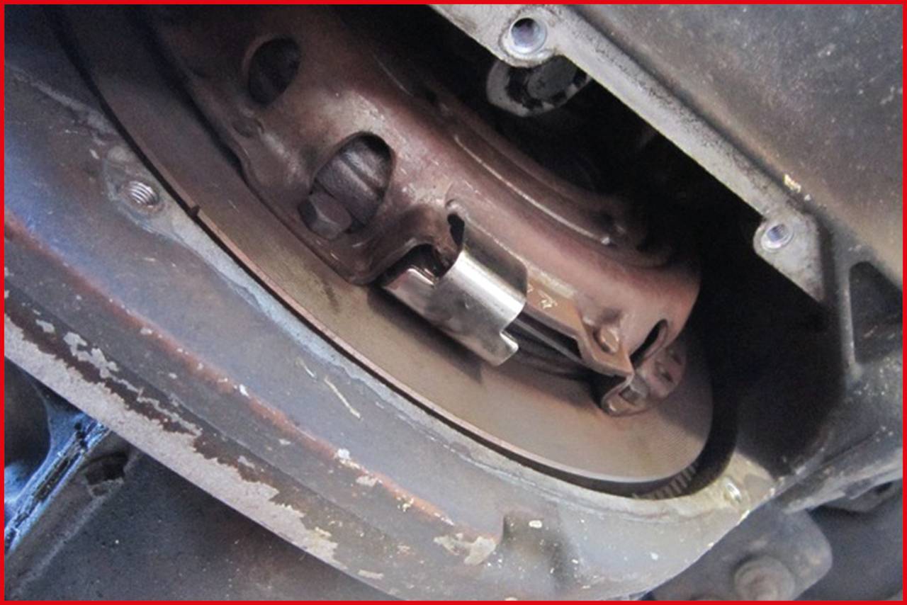 Ein Auto-Kupplungssystem in Großaufnahme zeigt die mechanische Verbindung zwischen Motor und Getriebe in einem geöffneten Gehäuse.