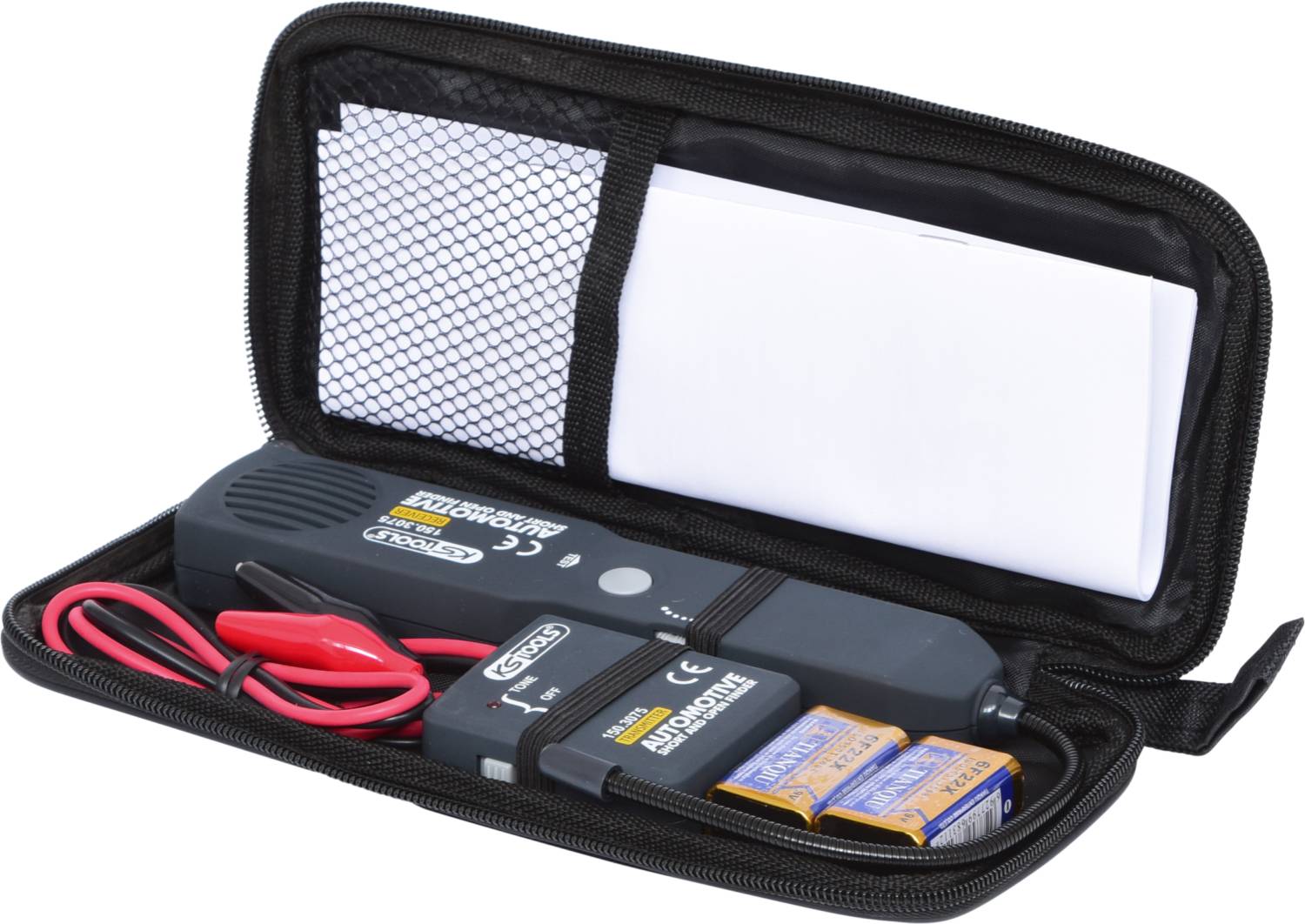 Ein elektronisches Prüfgerät in einem offenen schwarzen Etui. Enthält Batterien, Kabel und eine Bedienungsanleitung.