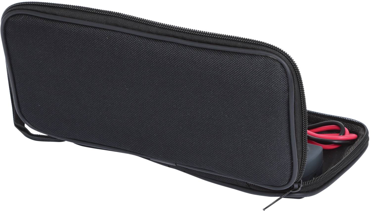 Eine geöffnete, schwarze Tasche mit Reißverschluss, gefüllt mit einem roten Kabel.