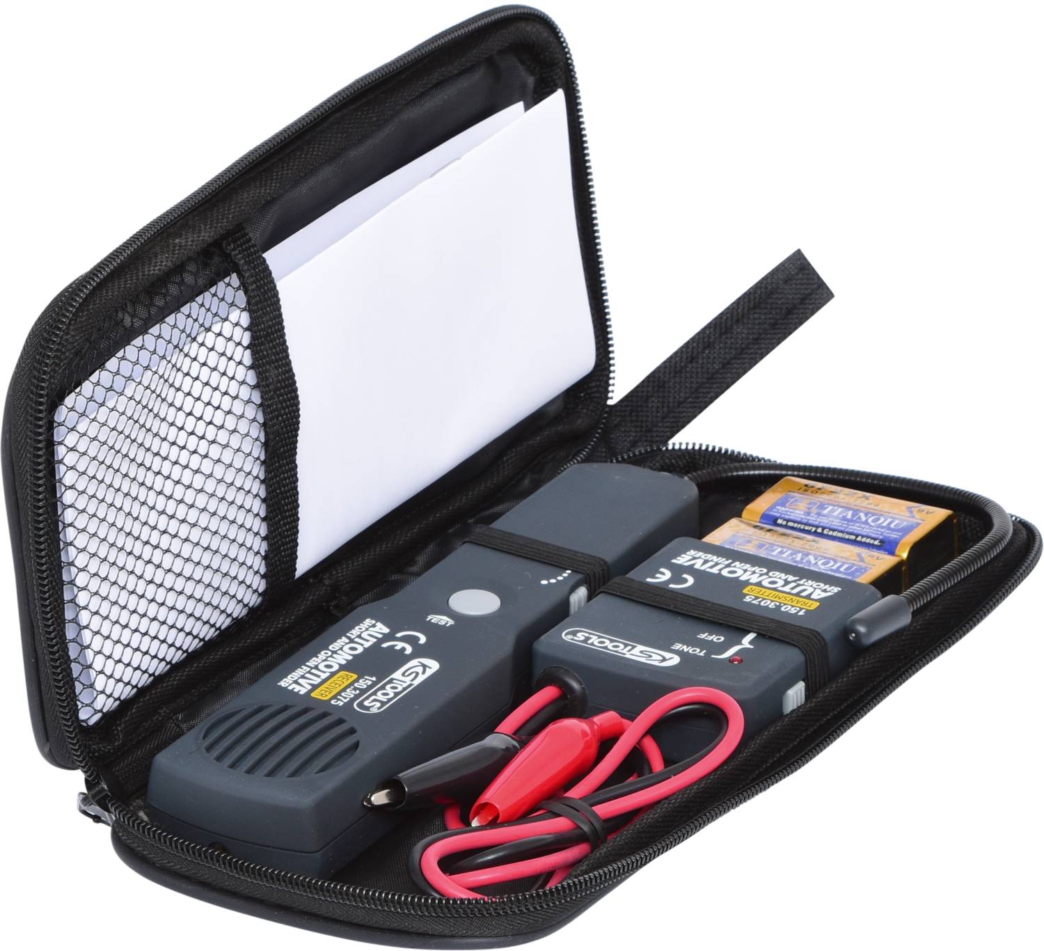 Ein offenes Etui mit einem Kabeltester-Set, einschließlich eines Hauptgeräts, Empfängers, Krokodilklemmen und Batterien.