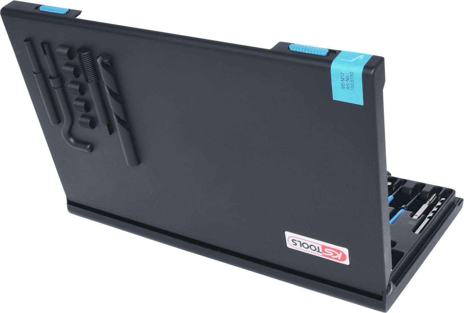 Schwarzes KS Tools Werkzeugset in geschlossenem Zustand. Enthält verschiedene Bohrer und Werkzeughalter an der Innenseite des Deckels.