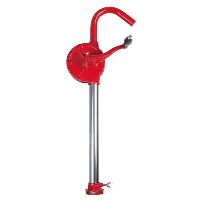 Rote Handpumpe mit Metallkörper und Kurbel, zur manuellen Förderung von Flüssigkeiten, auf weißem Hintergrund.