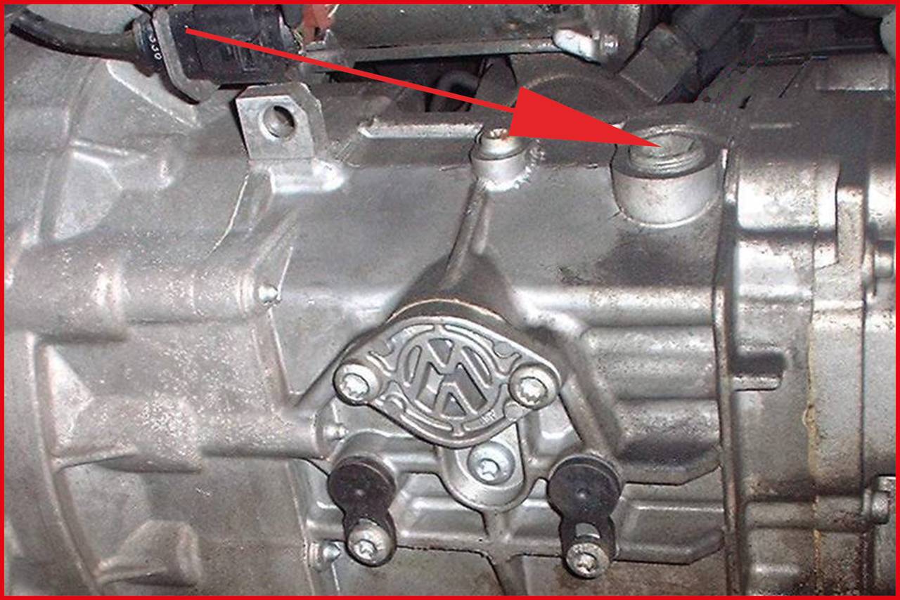Getriebe mit Pfeil, der auf eine Metallverschraubung zeigt. Der Pfeil hebt einen bestimmten Bereich des Getriebes hervor.