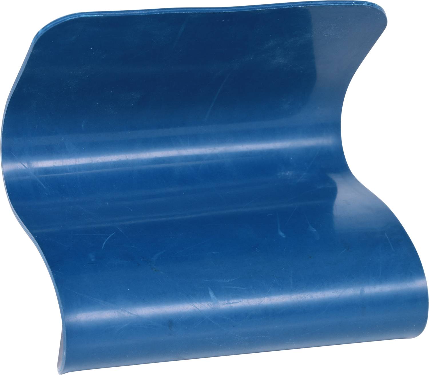 Ein blaues, wellenförmiges Plastikteil. Es könnte Teil eines größeren Objekts oder als eigenständiges Element in der Gestaltung verwendet werden.