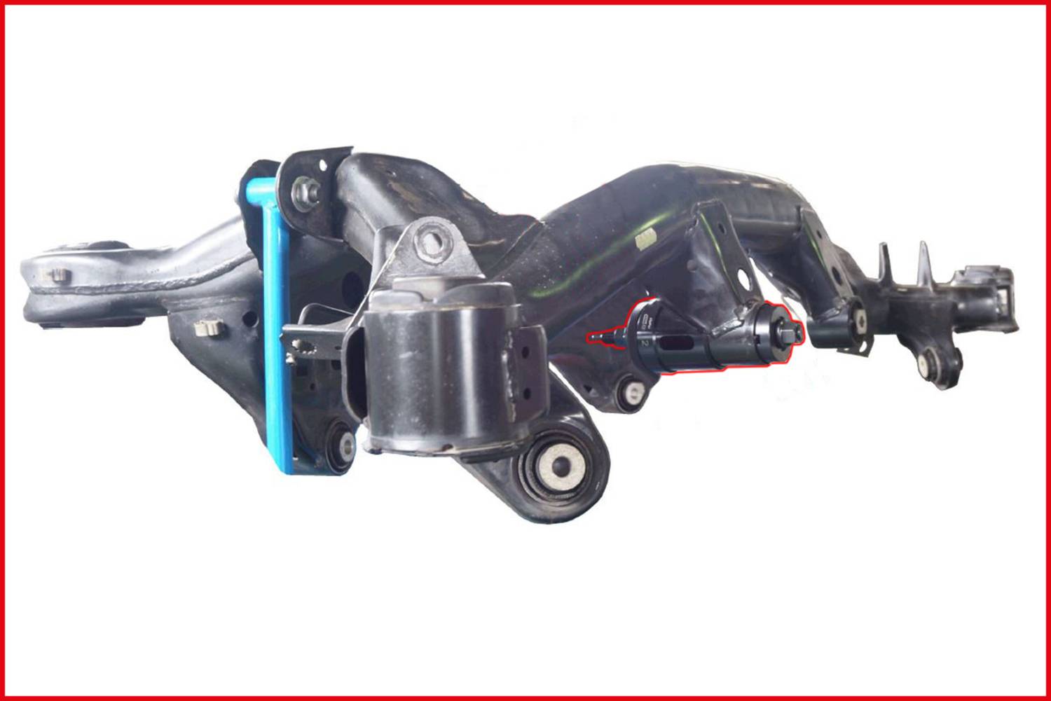 'Automobil-Fahrwerksachse, schwarz, mit verschiedenen mechanischen Teilen und Befestigungspunkten, vor weißem Hintergrund.'