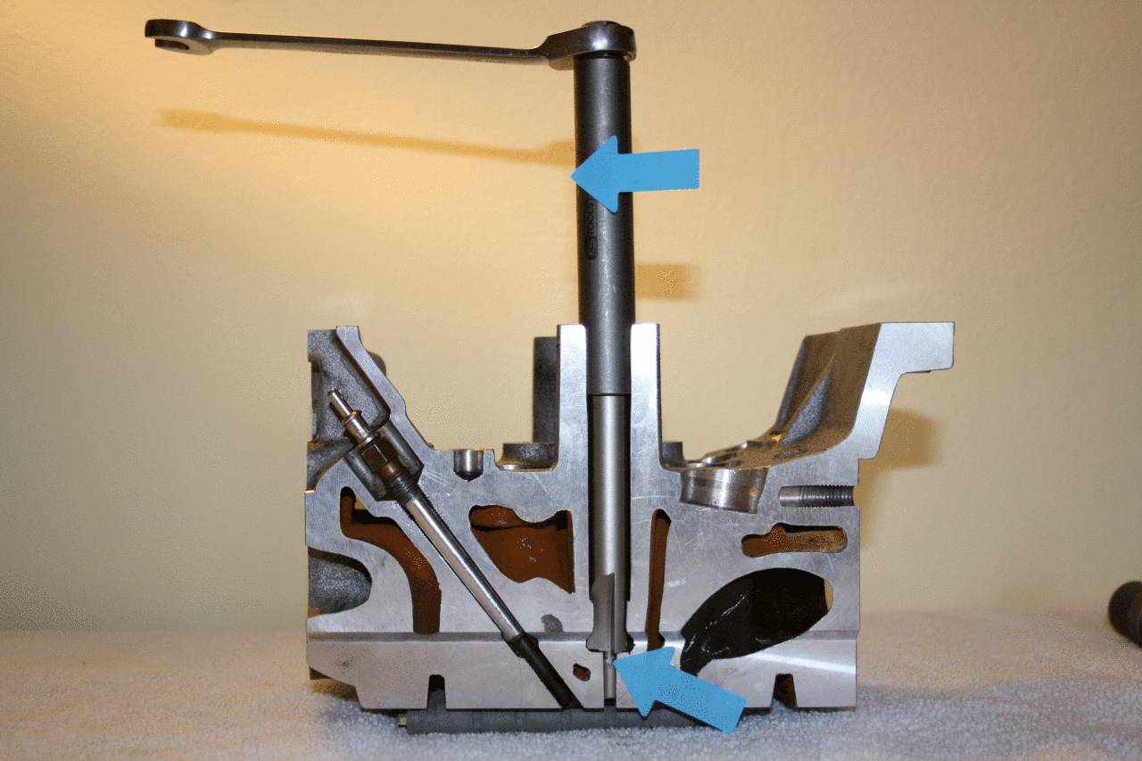 Ein Querschnitt eines Motorblocks mit markierten Bereichen an einem Kolben und einer Welle, die die Funktionsweise des Motors zeigt.
