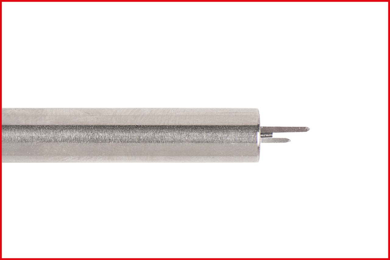 Metallstift oder Nadelförmiges Objekt, das seitlich aus einem zylindrischen Gehäuse herausragt, auf weißem Hintergrund.