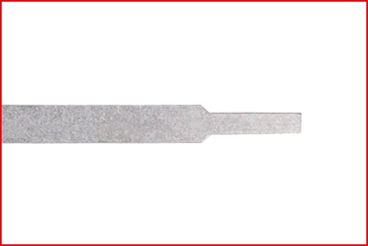 Ein schmaler, flacher Metallstreifen mit einem rechteckigen Querschnitt auf weißem Hintergrund.