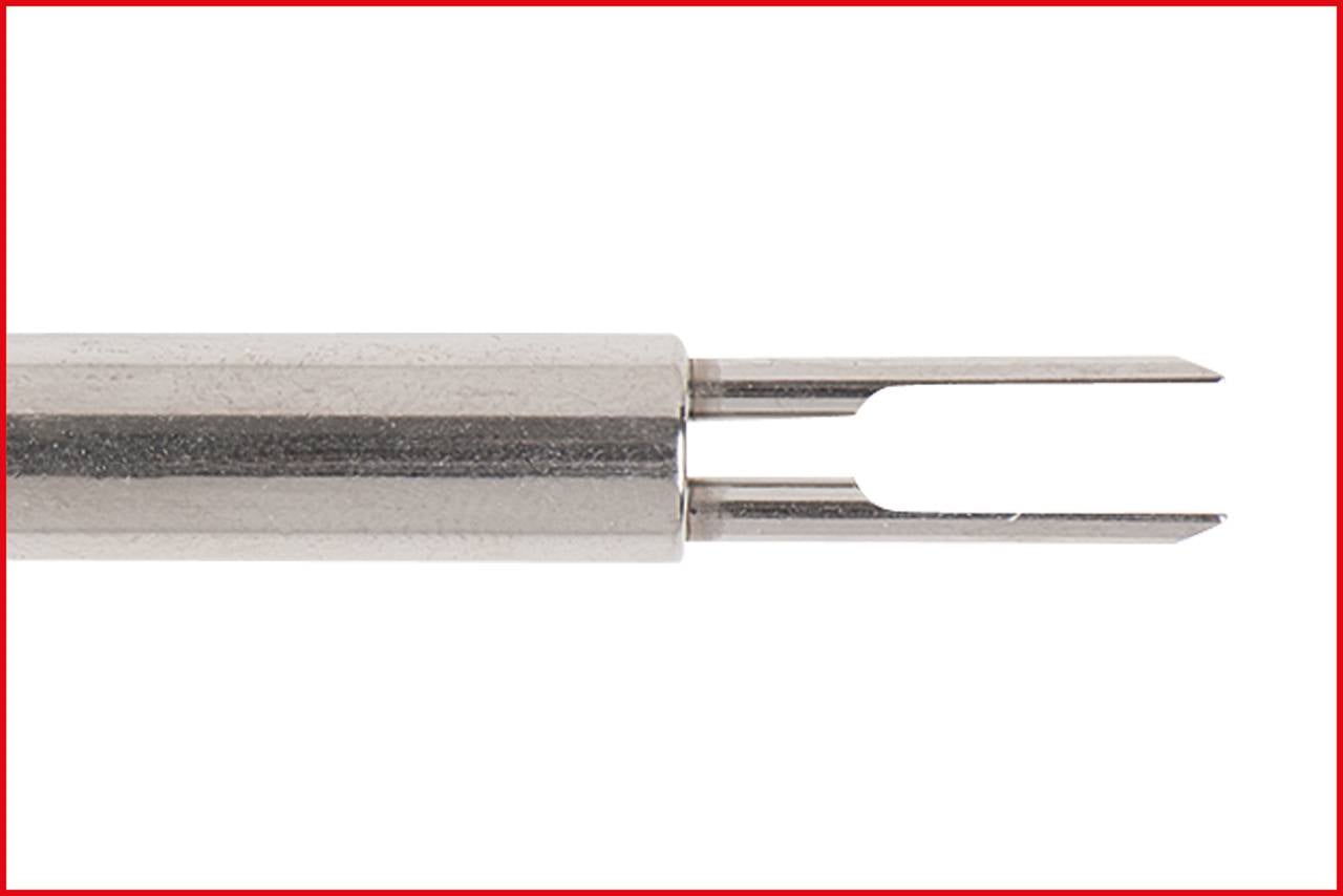 Metallisches Werkzeug mit zwei zinkenartigen Spitzen in Nahaufnahme. Hauptsächlich in technischer oder handwerklicher Nutzung.
