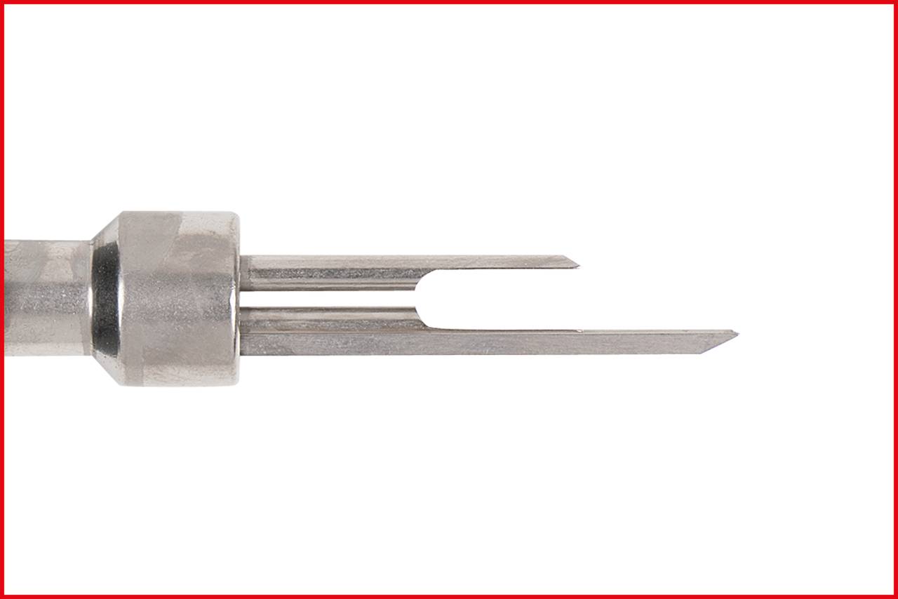 Metallisches Werkzeug mit zwei spitzen Zinken; wird vermutlich zum Halten oder Stabilisieren von Objekten verwendet.