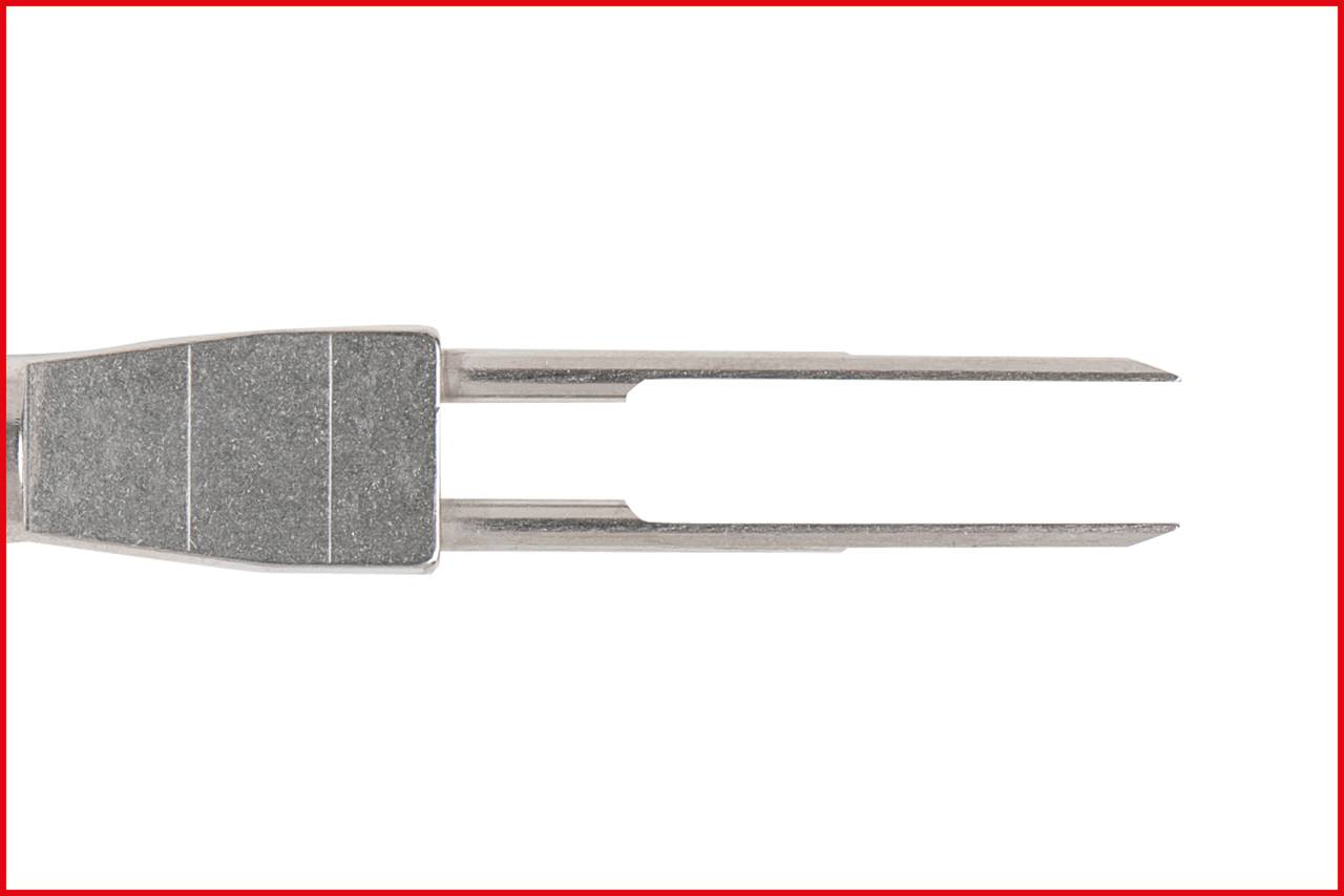 Eine Nahaufnahme einer Metallpinzette mit zwei Spitzen, die liegend gezeigt wird.