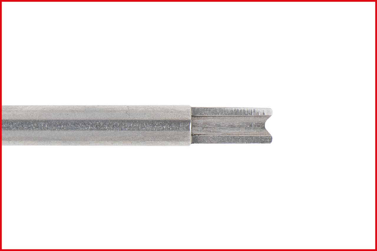 Ein silberner Metallstift mit einer geriffelten Struktur an einem Ende. Das Bild zeigt nur den linken Teil des Stifts auf weißem Hintergrund.