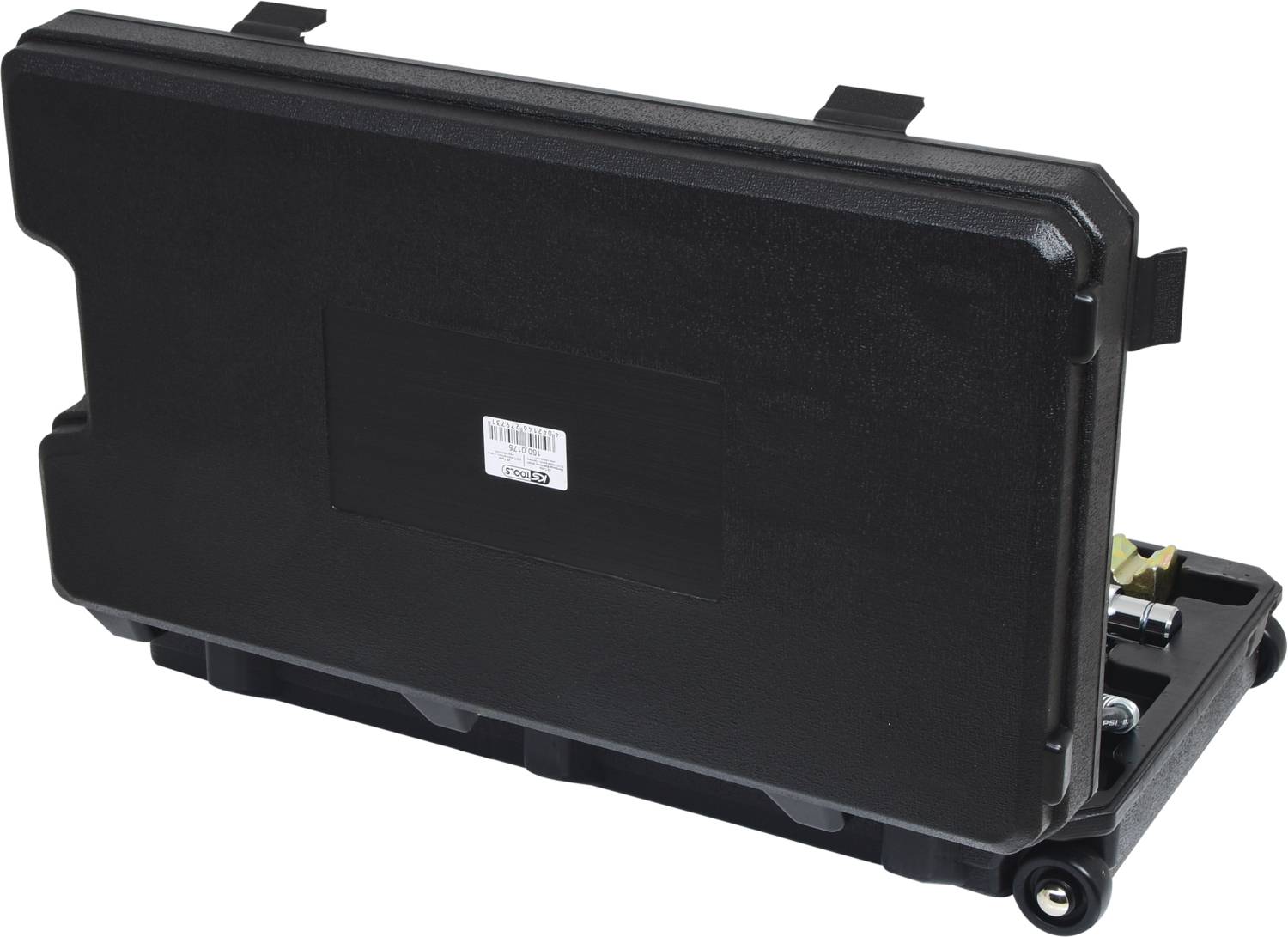 Schwarzes rechteckiges Etui mit Rädern, wahrscheinlich zum Transport empfindlicher Gegenstände. Text auf Etikett ist unleserlich.