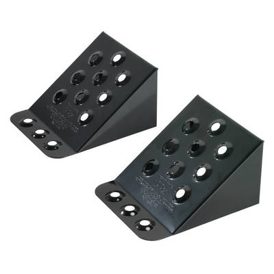 Zwei schwarze, metallische Auffahrkeile mit Löchern, verwendet zur Stabilisierung von Fahrzeugen.