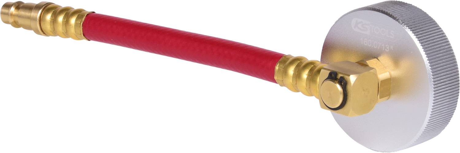 Ein Werkzeug mit rotem Schlauch und goldfarbenem Anschluss, verbunden mit einer silbernen Scheibe. Möglicherweise für technische Anwendungen.