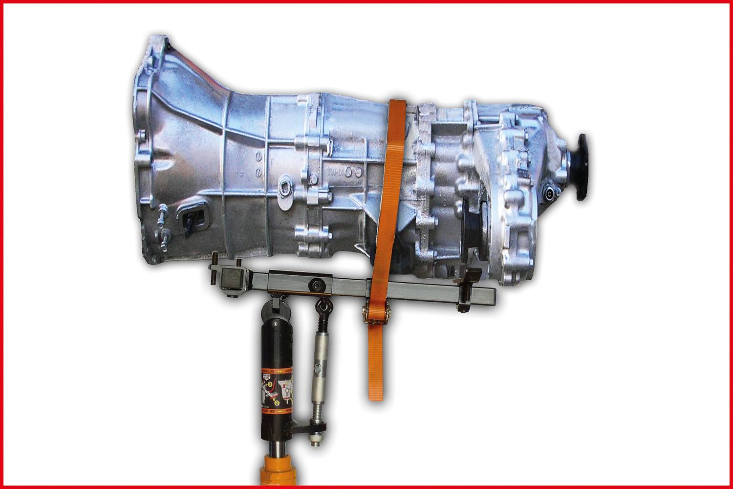 'Eine silberne Fahrzeuggetriebeeinheit, montiert an einem mechanischen Hebewerkzeug, das sie stabilisiert und stützt.'
