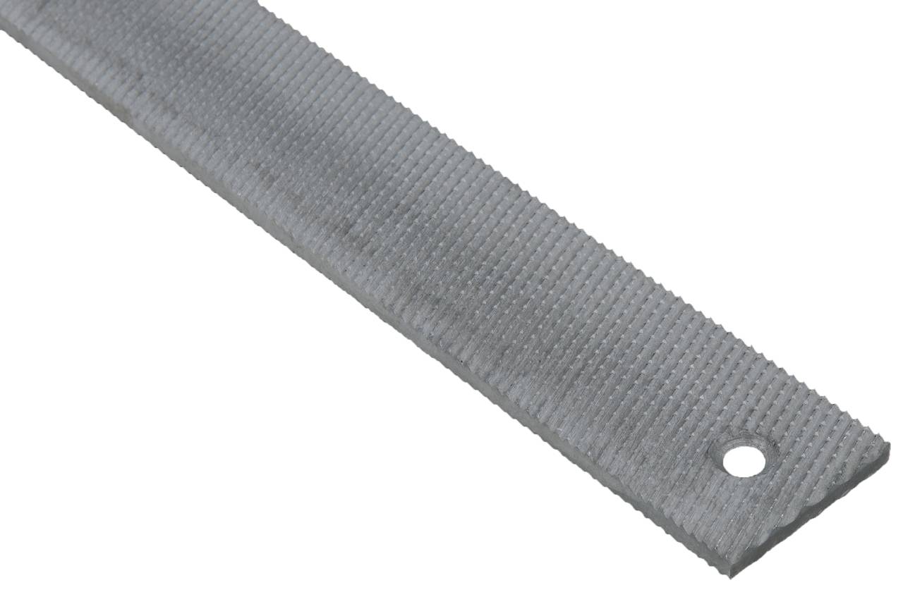 Metallfeile mit grobem Raspelmuster, rechteckig und lang, mit einem Loch am Ende zur Aufhängung.