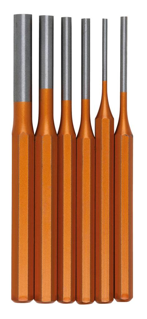 Sechs unterschiedlich große und farbige Metallschlagwerkzeuge stehen in einer Reihe, von links nach rechts geordnet nach Größe.