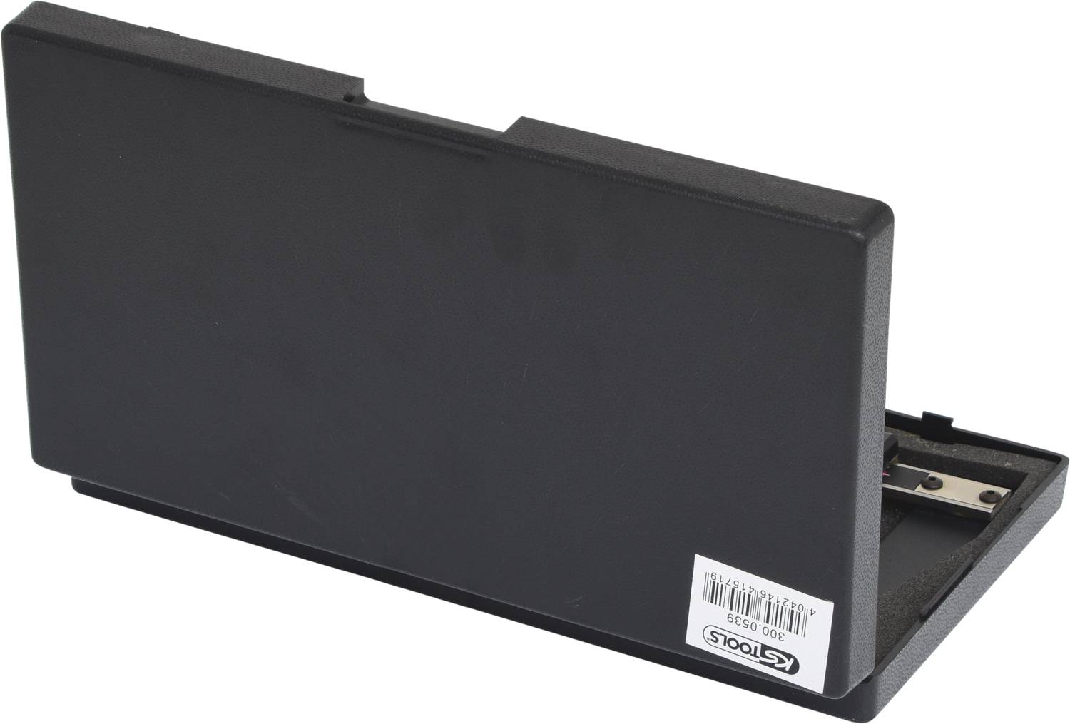 Ein schwarzer, rechteckiger Bleistiftanspitzer mit herausnehmbarer Klinge, auf der Rückseite mit einem weißen Barcode-Aufkleber.