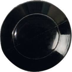 Ein schwarzer Vinyl-Schallplattenteller mit glänzender Oberfläche.