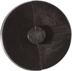 Ein schwarzer, runder Magnet aus Ferrit, geteilt in zwei Hälften, auf weißem Hintergrund.