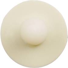 Ein einzelner runder, beiger Keks mit einer weißen kugelförmigen Erhebung in der Mitte auf weißem Hintergrund.