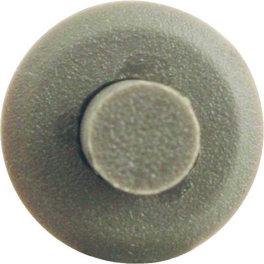 Eine Nahaufnahme eines grauen Knopfes auf einer flachen Oberfläche.