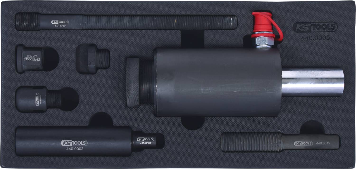 Ein Werkzeugsatz in einem Schaumeinsatz mit verschiedenen mechanischen Werkzeugen wie Adapter und Zylinder, teilweise mit KS Tools-Logo.