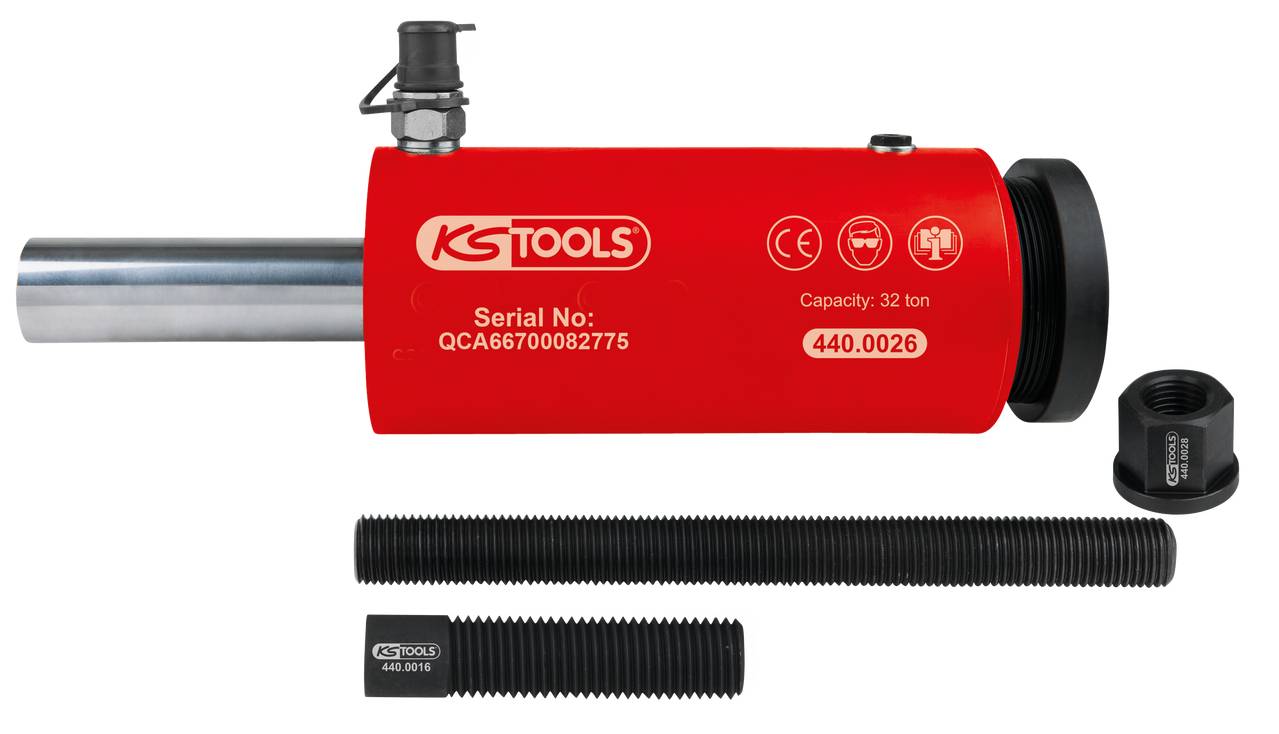 Roter hydraulischer Zylinder mit einem Kapazitätsaufdruck von 32 Tonnen, Seriennummer, CE- und GS-Zeichen. Zubehörteile sind sichtbar.
