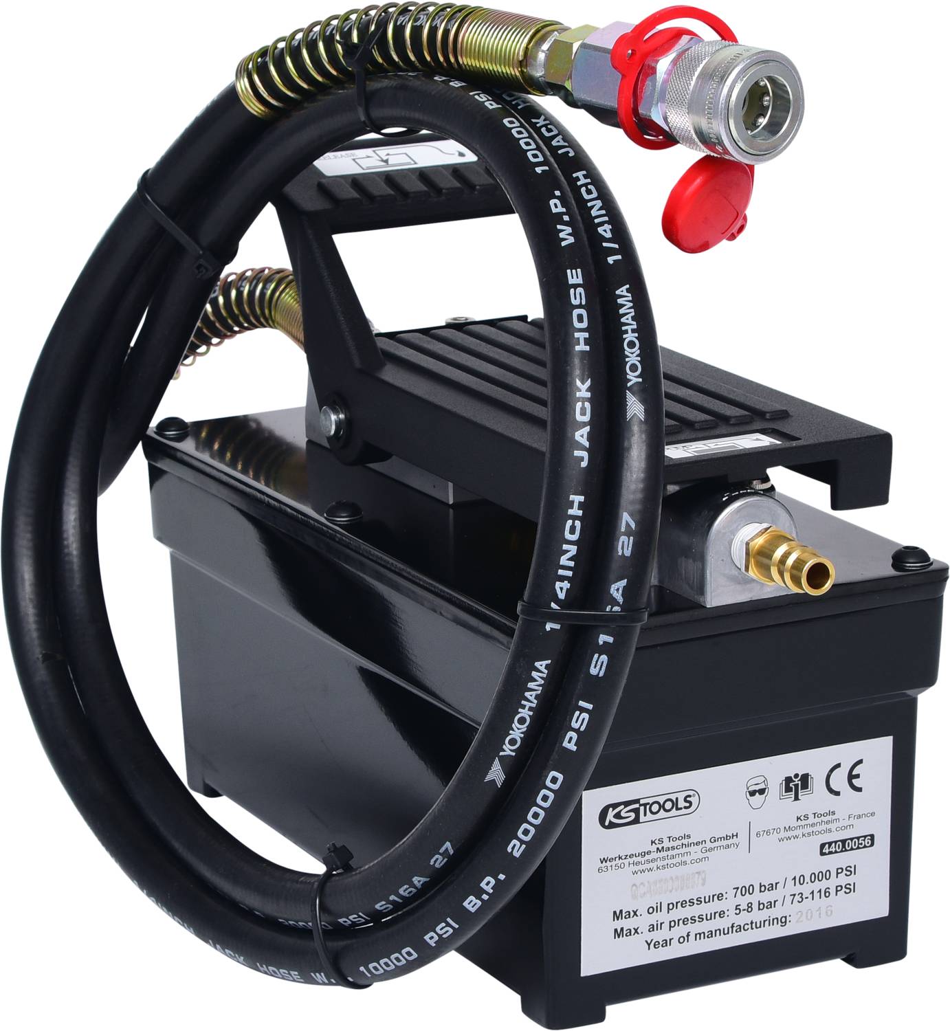 Eine hydraulische Pumpe mit einem Schlauch, geeignet für Hochdruckanwendungen. Maximale Druckangaben stehen auf der Pumpe.