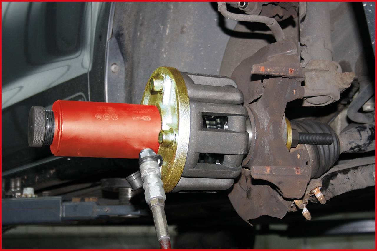 Fahrzeugmechanik: Ein hydraulischer Bremssattelentferner wird bei der Reparatur einer Autobremsanlage verwendet.