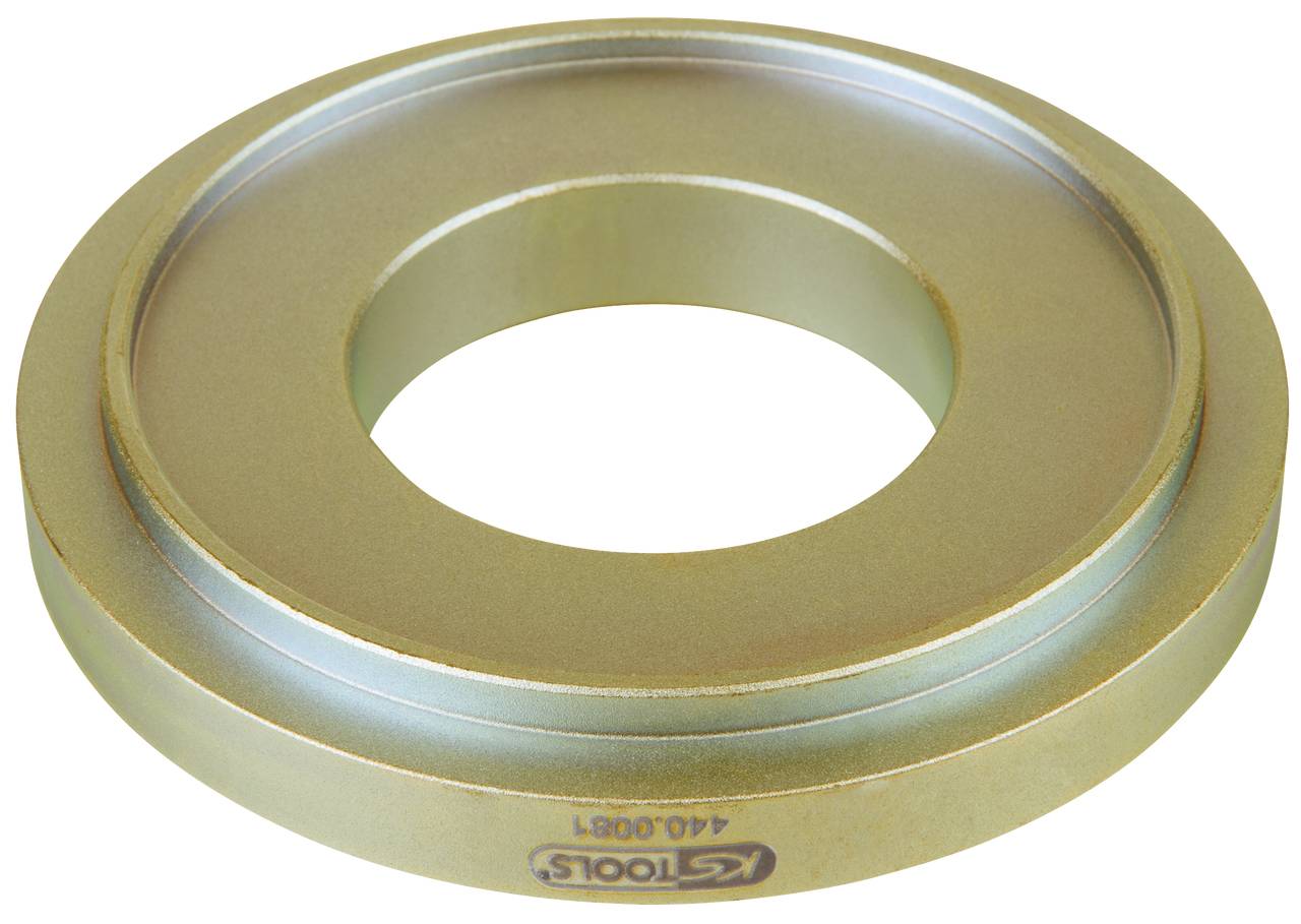 Ein goldfarbener Metallring liegt flach. Es hat eine breite, flache Oberfläche und eine zylindrische Öffnung in der Mitte.