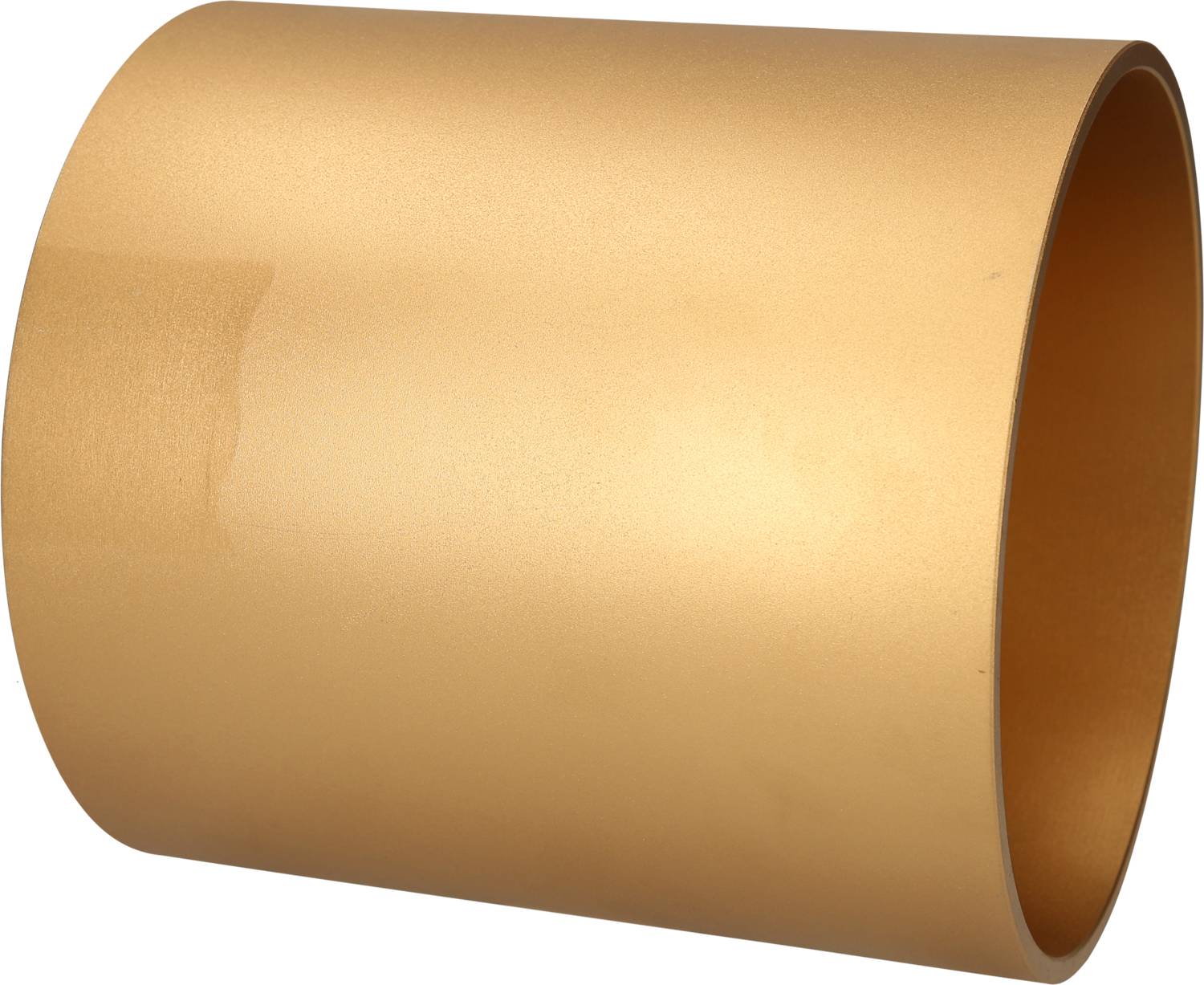 Goldener, zylindrischer Metallring vor weißem Hintergrund, gleichmäßige Oberfläche ohne sichtbare Verzierungen oder Beschriftungen.